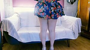 Señor degenerado voyeur toca a señorita, pide que se desnude 😏