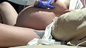 Dziwny doktor ruchuje ciążarną kobietę mocno
