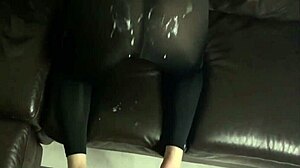 من منظور شخصي، بنت برونيتية منحنية تجرب الليغينغ وتغطى بالسائل المنوي