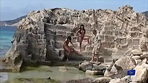 Anastasia Et Yaiza Partagent Leurs Petits Seins Dans Un Groupe