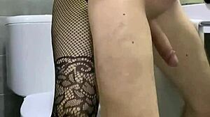 Трахнула мужа в туалете и лизнула тугую жопу