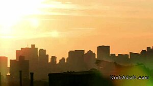 Esclave aux gros seins se fait accrocher et baiser fort analement, ouh ça a l'air intense ! 😱