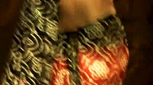 Seduksi Erotis Terbuka dengan Melepas Baju dan Goda di India