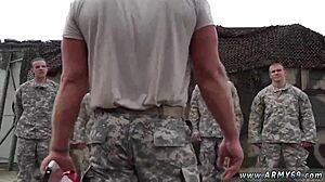 첫 글로리 홀에서 베어 슈트 게이 섹스 모험