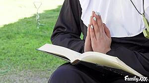 Νεαρή 18+ κοπέλα δαχτυλίζει και παίζει με την καλόγρια αδερφή της σε κοστούμια πριν 69 και καθισιό πρόσωπο