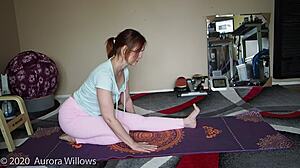 试过和剃毛欧洲美女做瑜伽吗？