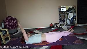 试过和剃毛欧洲美女做瑜伽吗？