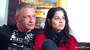 Hey Mama, schau zu wie die dünne 18-jährige Stieftochter ihre Jungfräulichkeit in wildem deutschen Dreier verliert