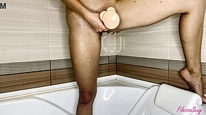 Söt tjej fingrar fitta med dildo i badrummet till orgasm