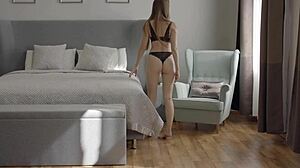 Катя Зартпопси, покажи мне эту девственную киску, пока трогаешь себя!