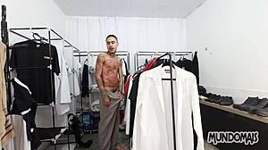 El armario oculto de la oficina se convierte en un trío gay bareback caliente