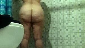 Camara Oculta En La Ducha - Espiando A Mi Madrastra Madura