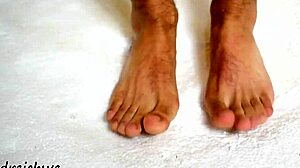 Imagine the huge feet fetish on this sexy gay man