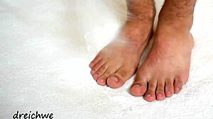 Imagine the huge feet fetish on this sexy gay man