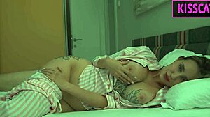 Hijastro distrae a madrastra del trabajo para una paja salvaje en cama compartida