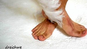 Imagine the huge feet fetish on this sexy gay man