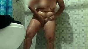 Camara Oculta En La Ducha - Espiando A Mi Madrastra Madura