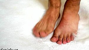 Imagine the huge feet fetish on this sexy gay man