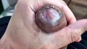 Novinho twink dotado batendo punheta