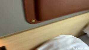 Не мога да повярвам, че мащехата сподели хотелското легло и дупето си с мен