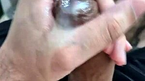 Novinho twink dotado batendo punheta