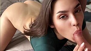 Horká česká bruneta saje kokot na kameru v debutovém veřejném videu
