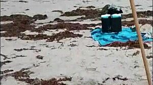 Praia nua caribenha dia dois parte 3 revela história de corno voyeur. Velho aleatório leva punheta ousada.