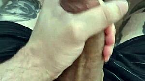 Novinho twink dotado batendo punheta