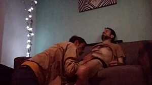 Haciendo Un Poco De Masajes Y Saboreando Verga