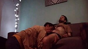 Haciendo Un Poco De Masajes Y Saboreando Verga