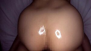 สาวเอเชียหน้าอกใหญ่สุดเซ็กซี่ แม่งดิบตอนเจอครั้งแรก - ฉีดใน OK!