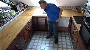 Stiefvater fickt nasse Muschi zum ersten Mal