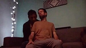 Haciendo Un Poco De Masajes Y Saboreando Verga