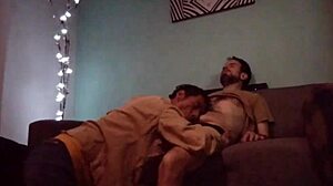 Haciendo Un Poco De Masajes Y Saboreando Verga