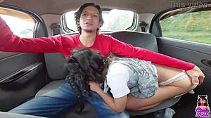 Yo, prima volta che scopo in macchina con un cazzo massiccio, sembra irreale.