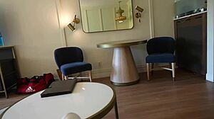 Véletlenül megosztott ágy nagy cicis munka feleségemmel, Elly Clutch-sal!