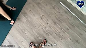 Κορίτσι με μεγάλα βυζιά με ζήτησε βοήθεια στο γυμναστήριο, τέλειωσε με σκληρό πρωκτικό