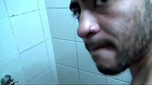 Latinos Cogiendo En Duchas!