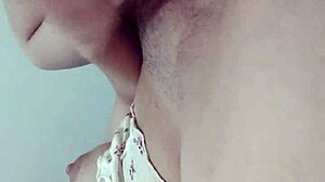 gosta de ver eu destruindo minha bucetinha e mostrando seios lindos?