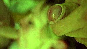 Jong blond meisje (18+) hunkert naar kutje boren met twee lullen.