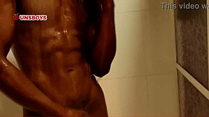 Garoto negro hetero tomando banho na casa do amigo gay