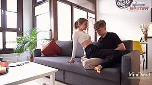 在真实业余性爱录像中与Mira David感受深层连接