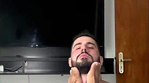 Colega de trabalho vivia jogando indireta chamei pra tomar umas comi ele antes dele ir embora