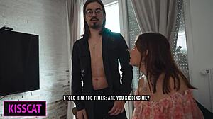 ¿Puede el hijastro follar a la madrastra con su nuevo esposo en la cama compartida hasta correrse?