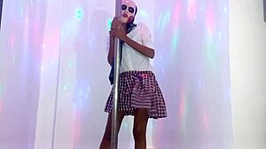 Skinnmagert student bestikker lærer på halloween