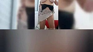 gozou balançando os peitos while shaking those natural tits in lingerie.