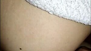 Despertando a la hermana de mi amiga a punta de verga desbaratando la cama