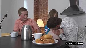 स्किंट स्टड ने देखा नॉटी बडी ने उसकी लवर को कैश के लिए चोदा