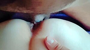 情熱的：熟女の痩せ型ブロンド妻がPOVで大胆なアナルファック