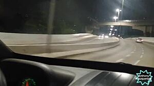 parei o carro pra mijar passou um novinho e pediu pra mama depois me levou pra sua casa pra fuder enquanto a mulher dormy